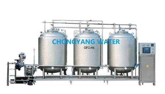 El tanque de agua de la solución del Cip de los SS que lava el sistema automatizado del Cip de la cervecería en la industria alimentaria